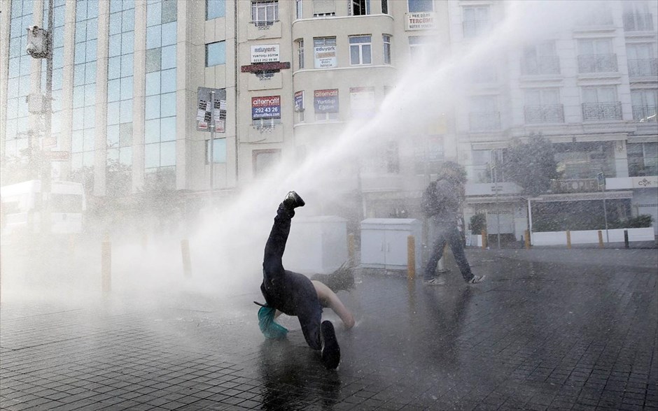 Διαδήλωση στην Κωνσταντινούπολη. Δέκα άνθρωποι τραυματίστηκαν σήμερα κατά την επέμβαση της τουρκικής αστυνομίας νωρίς το πρωί σε συγκέντρωση εκατοντάδων διαδηλωτών που έχουν κατασκηνώσει εδώ και αρκετές ημέρες σε πάρκο στο κέντρο της Κωνσταντινούπολης σε ένδειξη διαμαρτυρίας για οικιστικό σχέδιο.