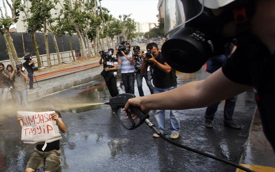 Διαδήλωση στην Κωνσταντινούπολη. Δέκα άνθρωποι τραυματίστηκαν σήμερα κατά την επέμβαση της τουρκικής αστυνομίας νωρίς το πρωί σε συγκέντρωση εκατοντάδων διαδηλωτών που έχουν κατασκηνώσει εδώ και αρκετές ημέρες σε πάρκο στο κέντρο της Κωνσταντινούπολης σε ένδειξη διαμαρτυρίας για οικιστικό σχέδιο.