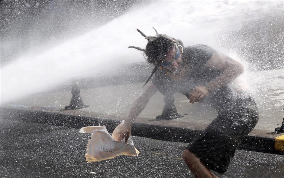 Διαδήλωση στην Κωνσταντινούπολη. Δέκα άνθρωποι τραυματίστηκαν σήμερα κατά την επέμβαση της τουρκικής αστυνομίας νωρίς το πρωί σε συγκέντρωση εκατοντάδων διαδηλωτών που έχουν κατασκηνώσει εδώ και αρκετές ημέρες σε πάρκο στο κέντρο της Κωνσταντινούπολης σε ένδειξη διαμαρτυρίας για οικιστικό σχέδιο.