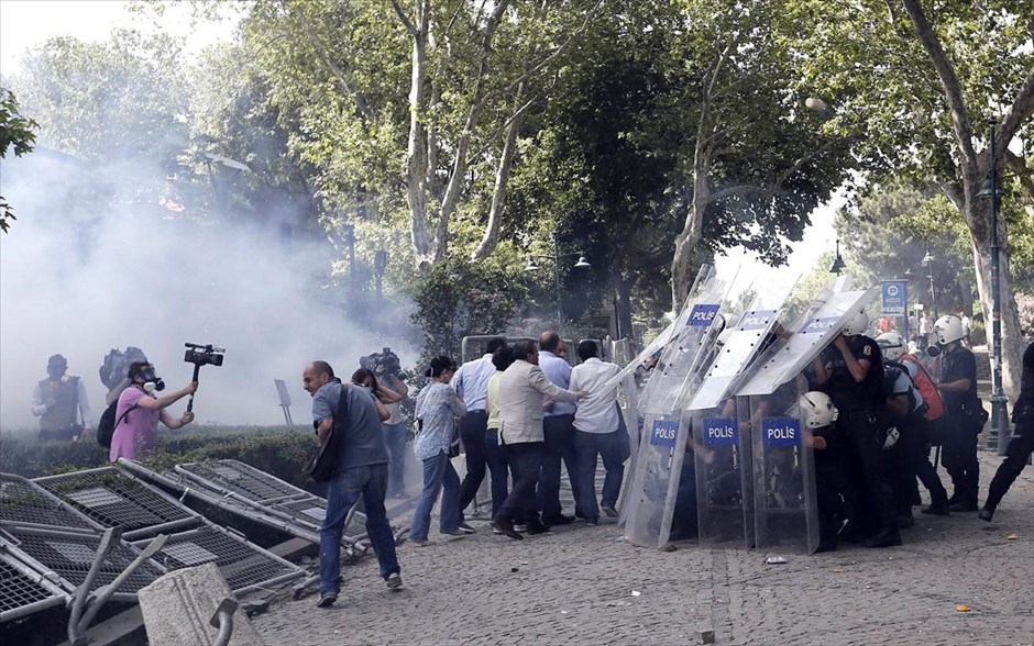 Διαδήλωση στην Κωνσταντινούπολη. Δέκα άνθρωποι τραυματίστηκαν σήμερα κατά την επέμβαση της τουρκικής αστυνομίας νωρίς το πρωί σε συγκέντρωση εκατοντάδων διαδηλωτών που έχουν κατασκηνώσει εδώ και αρκετές ημέρες σε πάρκο στο κέντρο της Κωνσταντινούπολης σε ένδειξη διαμαρτυρίας για οικιστικό σχέδιο.