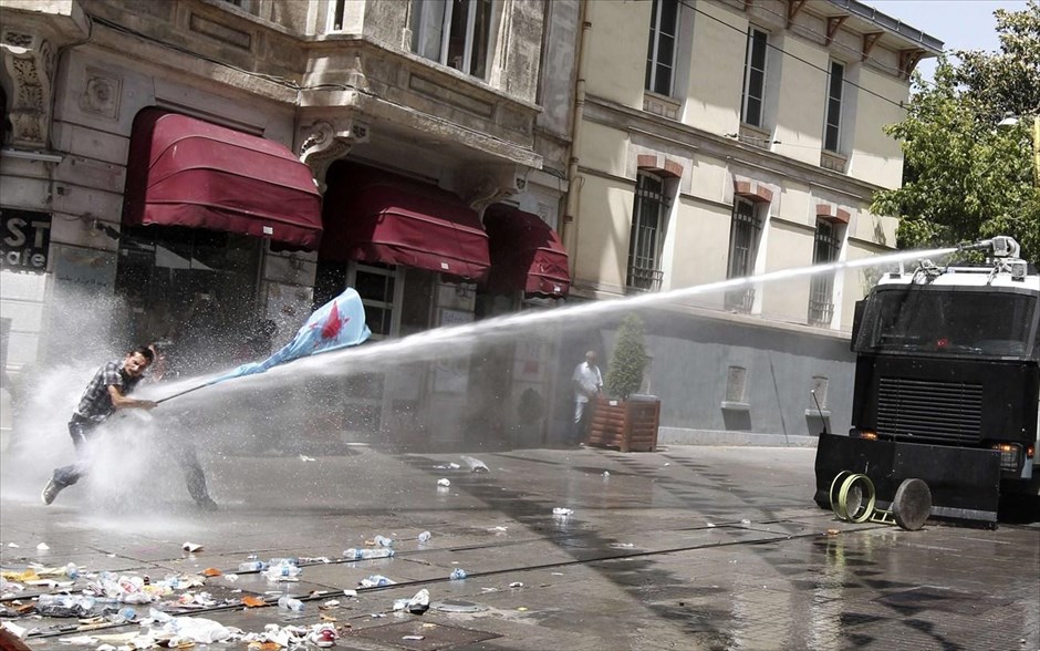 Αντικυβερνητικές διαδηλώσεις στην Τουρκία. Η τουρκική αστυνομία έκανε χρήση δακρυγόνων και αντλιών νερού για δεύτερη ημέρα σήμερα, προκειμένου να εμποδίσει την πρόσβαση εκατοντάδων διαδηλωτών στην πλατεία Ταξίμ, στο κέντρο της Κωνσταντινούπολης, όπου χθες έγιναν βίαιες διαδηλώσεις με πολλούς τραυματίες. Ο τούρκος πρωθυπουργός Ρετζέπ Ταγίπ Ερντογάν ζήτησε σήμερα από τους διαδηλωτές να σταματήσουν αμέσως τις διαμαρτυρίες τους ενώ κατέστησε επίσης σαφές ότι θα προχωρήσει στην υλοποίηση του νέου οικιστικού σχεδίου στην περιοχή, το οποίο αποτέλεσε την αιτία για τις διαδηλώσεις.