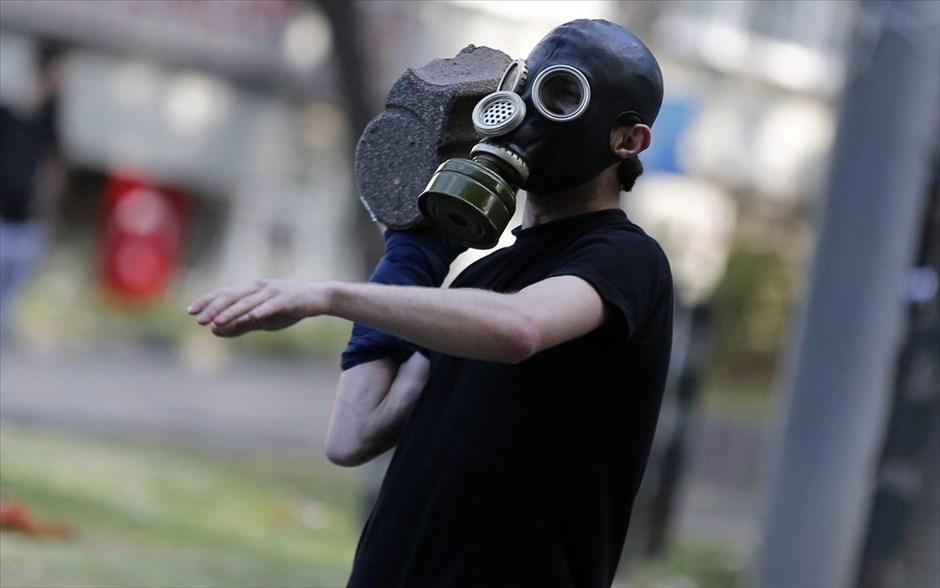 Αντικυβερνητικές διαδηλώσεις στην Τουρκία. Η τουρκική αστυνομία έκανε χρήση δακρυγόνων και αντλιών νερού για δεύτερη ημέρα σήμερα, προκειμένου να εμποδίσει την πρόσβαση εκατοντάδων διαδηλωτών στην πλατεία Ταξίμ, στο κέντρο της Κωνσταντινούπολης, όπου χθες έγιναν βίαιες διαδηλώσεις με πολλούς τραυματίες. Ο τούρκος πρωθυπουργός Ρετζέπ Ταγίπ Ερντογάν ζήτησε σήμερα από τους διαδηλωτές να σταματήσουν αμέσως τις διαμαρτυρίες τους ενώ κατέστησε επίσης σαφές ότι θα προχωρήσει στην υλοποίηση του νέου οικιστικού σχεδίου στην περιοχή, το οποίο αποτέλεσε την αιτία για τις διαδηλώσεις.