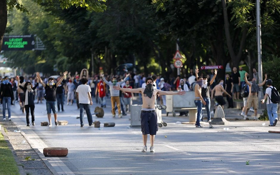 Αντικυβερνητικές διαδηλώσεις στην Τουρκία. Η τουρκική αστυνομία έκανε χρήση δακρυγόνων και αντλιών νερού για δεύτερη ημέρα σήμερα, προκειμένου να εμποδίσει την πρόσβαση εκατοντάδων διαδηλωτών στην πλατεία Ταξίμ, στο κέντρο της Κωνσταντινούπολης, όπου χθες έγιναν βίαιες διαδηλώσεις με πολλούς τραυματίες. Ο τούρκος πρωθυπουργός Ρετζέπ Ταγίπ Ερντογάν ζήτησε σήμερα από τους διαδηλωτές να σταματήσουν αμέσως τις διαμαρτυρίες τους ενώ κατέστησε επίσης σαφές ότι θα προχωρήσει στην υλοποίηση του νέου οικιστικού σχεδίου στην περιοχή, το οποίο αποτέλεσε την αιτία για τις διαδηλώσεις.