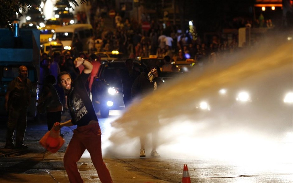 Αντικυβερνητικές διαδηλώσεις στην Τουρκία. Η τουρκική αστυνομία έκανε χρήση δακρυγόνων και αντλιών νερού για δεύτερη ημέρα σήμερα, προκειμένου να εμποδίσει την πρόσβαση εκατοντάδων διαδηλωτών στην πλατεία Ταξίμ, στο κέντρο της Κωνσταντινούπολης, όπου χθες έγιναν βίαιες διαδηλώσεις με πολλούς τραυματίες. Ο τούρκος πρωθυπουργός Ρετζέπ Ταγίπ Ερντογάν ζήτησε σήμερα από τους διαδηλωτές να σταματήσουν αμέσως τις διαμαρτυρίες τους ενώ κατέστησε επίσης σαφές ότι θα προχωρήσει στην υλοποίηση του νέου οικιστικού σχεδίου στην περιοχή, το οποίο αποτέλεσε την αιτία για τις διαδηλώσεις.