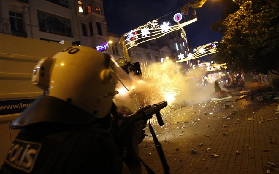 Αντικυβερνητικές διαδηλώσεις στην Τουρκία. Η τουρκική αστυνομία έκανε χρήση δακρυγόνων και αντλιών νερού για δεύτερη ημέρα σήμερα, προκειμένου να εμποδίσει την πρόσβαση εκατοντάδων διαδηλωτών στην πλατεία Ταξίμ, στο κέντρο της Κωνσταντινούπολης, όπου χθες έγιναν βίαιες διαδηλώσεις με πολλούς τραυματίες. Ο τούρκος πρωθυπουργός Ρετζέπ Ταγίπ Ερντογάν ζήτησε σήμερα από τους διαδηλωτές να σταματήσουν αμέσως τις διαμαρτυρίες τους ενώ κατέστησε επίσης σαφές ότι θα προχωρήσει στην υλοποίηση του νέου οικιστικού σχεδίου στην περιοχή, το οποίο αποτέλεσε την αιτία για τις διαδηλώσεις.