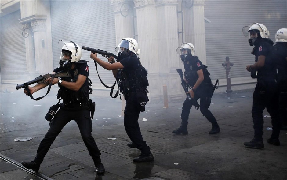 Αντικυβερνητικές διαδηλώσεις στην Τουρκία. Η τουρκική αστυνομία έκανε χρήση δακρυγόνων και αντλιών νερού για δεύτερη ημέρα σήμερα, προκειμένου να εμποδίσει την πρόσβαση εκατοντάδων διαδηλωτών στην πλατεία Ταξίμ, στο κέντρο της Κωνσταντινούπολης, όπου χθες έγιναν βίαιες διαδηλώσεις με πολλούς τραυματίες. Ο τούρκος πρωθυπουργός Ρετζέπ Ταγίπ Ερντογάν ζήτησε σήμερα από τους διαδηλωτές να σταματήσουν αμέσως τις διαμαρτυρίες τους ενώ κατέστησε επίσης σαφές ότι θα προχωρήσει στην υλοποίηση του νέου οικιστικού σχεδίου στην περιοχή, το οποίο αποτέλεσε την αιτία για τις διαδηλώσεις.