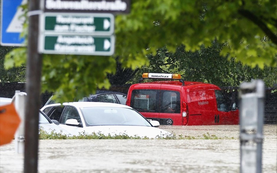 Αυστρία - Στο έλεος εκτεταμένων πλημμυρών η κεντρική Ευρώπη #13. Ακινητοποιημένα αυτοκίνητα σε ένα πλημμυρισμένο δρόμο στο χωριό Κέσεν στην Αυστρία.