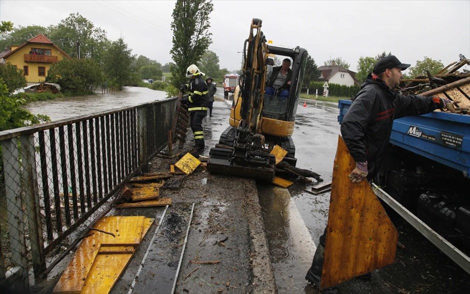 Τσεχία - Στο έλεος εκτεταμένων πλημμυρών η κεντρική Ευρώπη #19. Πυροσβέστες απομακρύνουν μπάζα που έχουν παρασυρθεί από τα νερά, στο πλημμυρισμένο χωριό Νεμκίκι, στην Τσεχία.Ο ποταμός Βλτάβα υπερχείλισε με αποτέλεσμα να εκκενωθούν όλα τα παρακείμενα χωριά. Οι αρχές προειδοποιούν ότι η στάθμη του νερού στο ποτάμι μπορεί να ξεπεράσει το όριο σε τέτοιο βαθμό που θα πλημμυρίσουν και περιοχές της Πράγας.