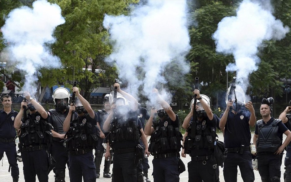 Τουρκία: Νέες συγκρούσεις στην Άγκυρα. Αστυνομικοί εκτοξεύουν δακρυγόνα για να διαλύσουν το πλήθος, κατά τη διάρκεια διαδήλωσης εναντίον του Τούρκου πρωθυπουργού Ρετζέπ Ταγίπ Ερντογάν, στην Άγκυρα. Εκτεταμένη χρήση χημικών προκειμένου να διαλύσει τους διαδηλωτές έκανε η αστυνομία, καθώς συνεχίζονται για τρίτη ημέρα, οι αντικυβερνητικές διαδηλώσεις.