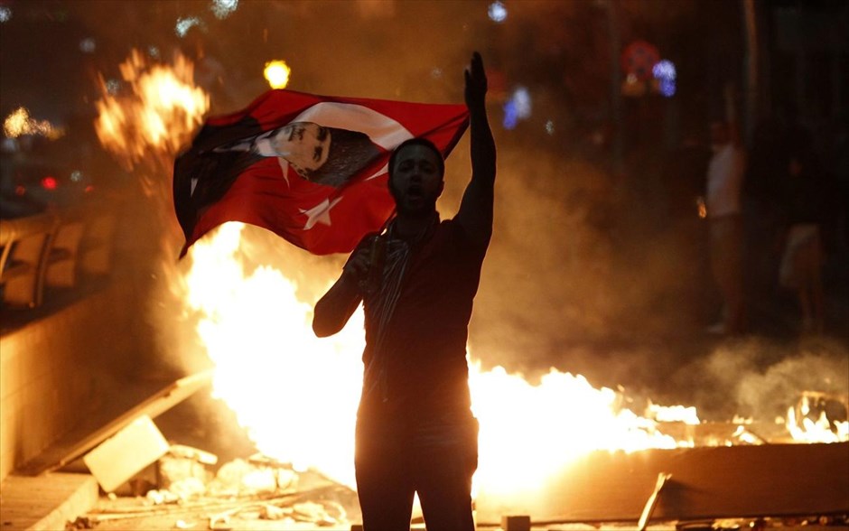 Τουρκία: Αλλη μια νύχτα συγκρούσεων #7. Διαδηλωτής κρατά σημαία με τον Κεμάλ Ατατούρκ κατά τη διάρκεια αντικυβερνητικών διαδηλώσεων στην Αγκυρα.