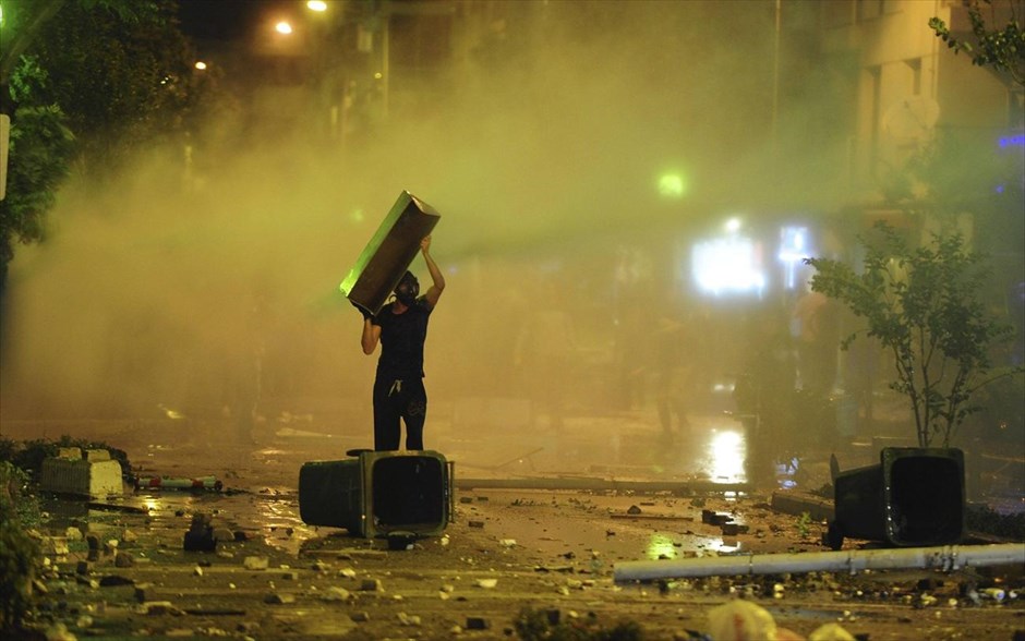 Τουρκία: Αλλη μια νύχτα συγκρούσεων #8. Η αστυνομία πραγματοποίησε τη νύκτα επιδρομή εναντίον εμπορικού κέντρου στην Αγκυρα, όπου είχαν βρει καταφύγιο διαδηλωτές, και προχώρησε σε εκατοντάδες συλλήψεις.