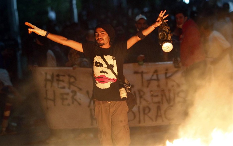 Τουρκία: Αλλη μια νύχτα συγκρούσεων #11. Οι πιο σφοδρές συγκρούσεις της νύχτας μεταξύ διαδηλωτών και αστυνομικών δυνάμεων σημειώθηκαν στην Κωνσταντινούπολη.
