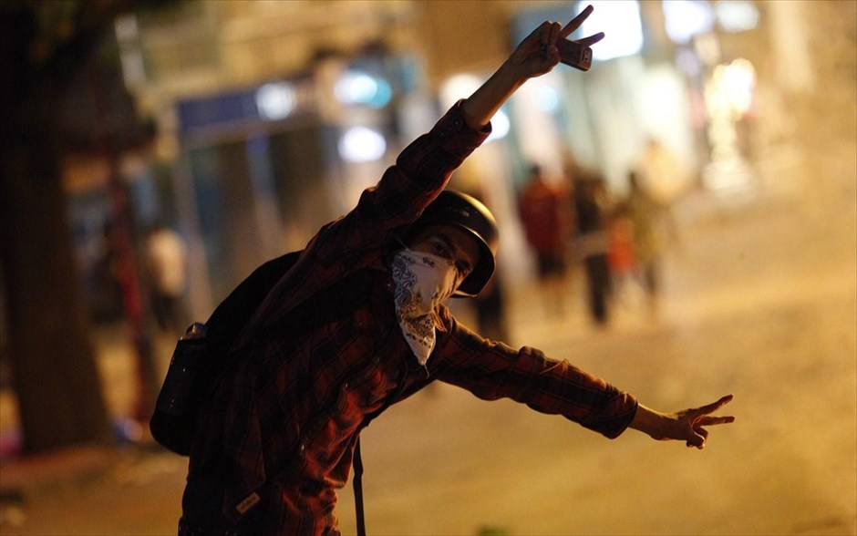 Τουρκία: Αλλη μια νύχτα συγκρούσεων #12. Η αστυνομία πραγματοποίησε τη νύκτα επιδρομή εναντίον εμπορικού κέντρου στην Αγκυρα, όπου είχαν βρει καταφύγιο διαδηλωτές, και προχώρησε σε εκατοντάδες συλλήψεις.