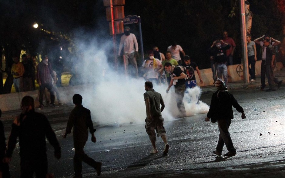 Τουρκία: Αλλη μια νύχτα συγκρούσεων #14. Διαδηλωτές συγκρούονται με αστυνομικές δυνάμεις στην Αγκυρα.
Anti-government protesters clash with riot police during a demonstration in Ankara late June 2, 2013. Tens of thousands of people took to the streets in Turkey