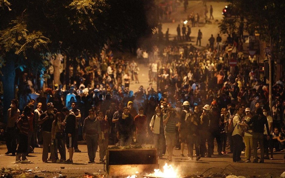 Τουρκία: Αλλη μια νύχτα συγκρούσεων #15. Δέκα χιλιάδες άνθρωποι βγήκαν στους δρόμους στις τέσσερις μεγαλύτερες πόλεις της Τουρκίας και συγκρούστηκαν με τις αστυνομικές δυνάμεις που τους αντιμετώπισαν με δακρυγόνα κατά τη διάρκεια της τρίτης ημέρας των πιο σκληρών αντικυβερνητικών διαδηλώσεων των τελευταίων ετών στη χώρα.