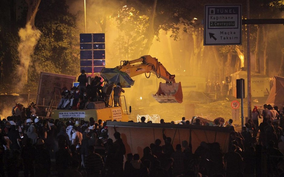 Τουρκία: Αλλη μία νύχτα συγκρούσεων #19. Στην κύρια οδική αρτηρία κοντά στο πρωθυπουργικό γραφείο, στην Κωνσταντινούπολη, ένας διαδηλωτής κινήθηκε με μικρό εκσκαφέα εναντίον των αστυνομικών γραμμών, ενώ το πλήθος των διαδηλωτών ακολουθούσε.