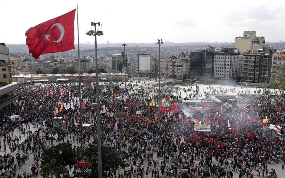 Τουρκία: Αλλη μία νύχτα συγκρούσεων #22. Δέκα χιλιάδες άνθρωποι βγήκαν στους δρόμους στις τέσσερις μεγαλύτερες πόλεις της Τουρκίας και συγκρούστηκαν με τις αστυνομικές δυνάμεις που τους αντιμετώπισαν με δακρυγόνα κατά τη διάρκεια της τρίτης ημέρας των πιο σκληρών αντικυβερνητικών διαδηλώσεων των τελευταίων ετών στη χώρα.
