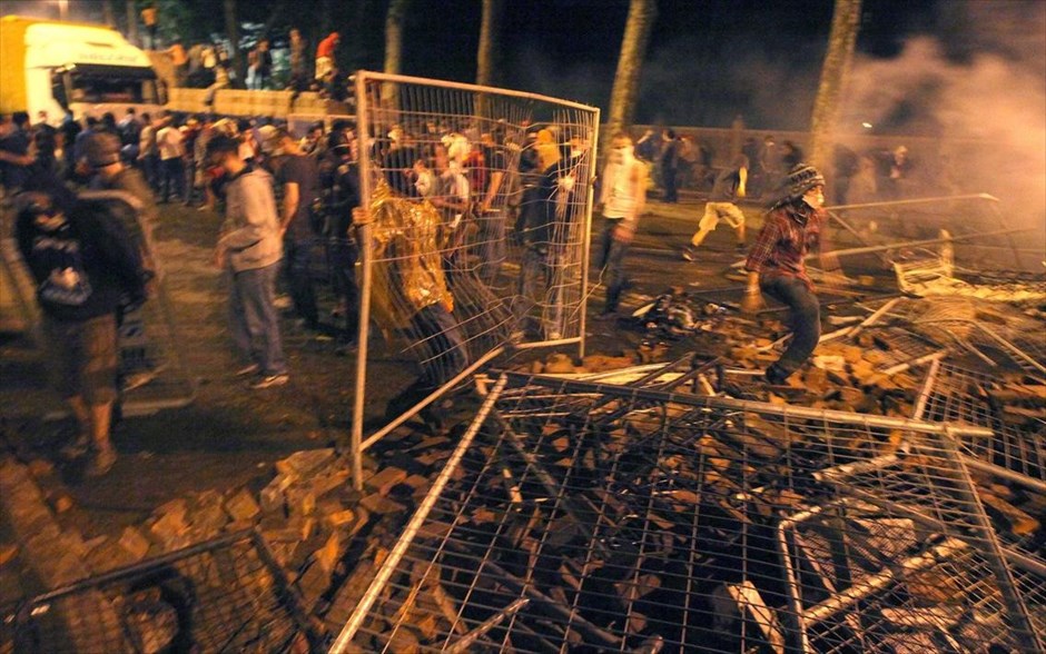 Τουρκία: Αλλη μία νύχτα συγκρούσεων #24. Οι δρόμοι γύρω από το γραφείο του πρωθυπουργού Ρετζέπ Ταγίπ Ερντογάν στην Κωνσταντινούπολη αποκλείστηκαν από την αστυνομία, η οποία έκανε χρήση δακρυγόνων για να απωθήσει του διαδηλωτές τις πρώτες ώρες της Δευτέρας.