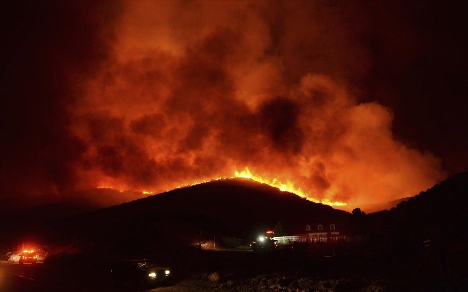 Μαίνεται η πυρκαγιά στην Καλιφόρνια #19. Πυροσβέστες δίνουν μάχη με τις φλόγες της τεράστιας πυρκαγιάς στο Εθνικό Πάρκο του Λος Αντζελες που κατέστρεψε αρκετές κατοικίες κοντά στην περιοχή της λίμνης Χιούζ, στην Καλιφόρνια.