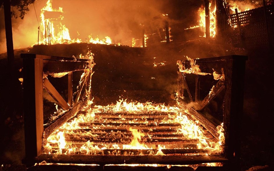 Μαίνεται η πυρκαγιά στην Καλιφόρνια #28. Πυροσβέστες δίνουν μάχη με τις φλόγες της τεράστιας πυρκαγιάς στο Εθνικό Πάρκο του Λος Αντζελες που κατέστρεψε αρκετές κατοικίες κοντά στην περιοχή της λίμνης Χιούζ, στην Καλιφόρνια.