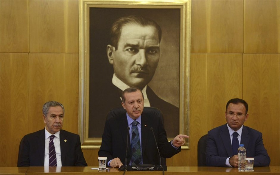 Τουρκία: Έκκληση Ερντογάν για ηρεμία. Ο Τούρκος πρωθυπουργός Ρετζέπ Ταγίπ Ερντογάν (στο κέντρο) κάνει δηλώσεις στο πλαίσιο συνέντευξης Τύπου στο Διεθνές Αεροδρόμιο Ατατούρκ στην Κωνσταντινούπολη, λίγο πριν αναχωρήσει για το Μαρόκο. Ο κ. Ερντογάν απηύθυνε έκκληση για ηρεμία και κάλεσε το λαό να μην προκαλείται από διαδηλώσεις, οι οποίες, όπως υποστήριξε, οργανώνονται από «εξτρεμιστικά στοιχεία».