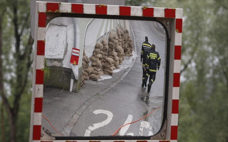 Πλημμύρες στην Αυστρία #2. Τσουβάλια με άμμο έχουν τοποθετηθεί για να προστατέψουν κτήριο από μια πιθναή πλημμύρα στην πόλη Μέλκ, στην Αυστρία, περίπου 100 χλμ. δυτικής της πρωτεύουσας Βιέννης.