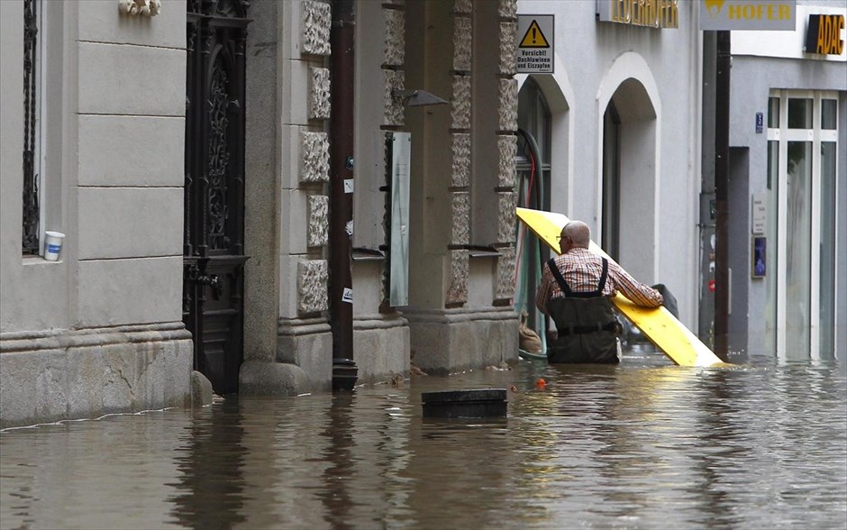 Πλημμύρες στη Γερμανία #7. Οι δρόμοι στο κέντρο της πόλης Πασάου, περίπου 200 χλμ. βορειοδυτικά του Μονάχου, θυμίζουν ποτάμια.