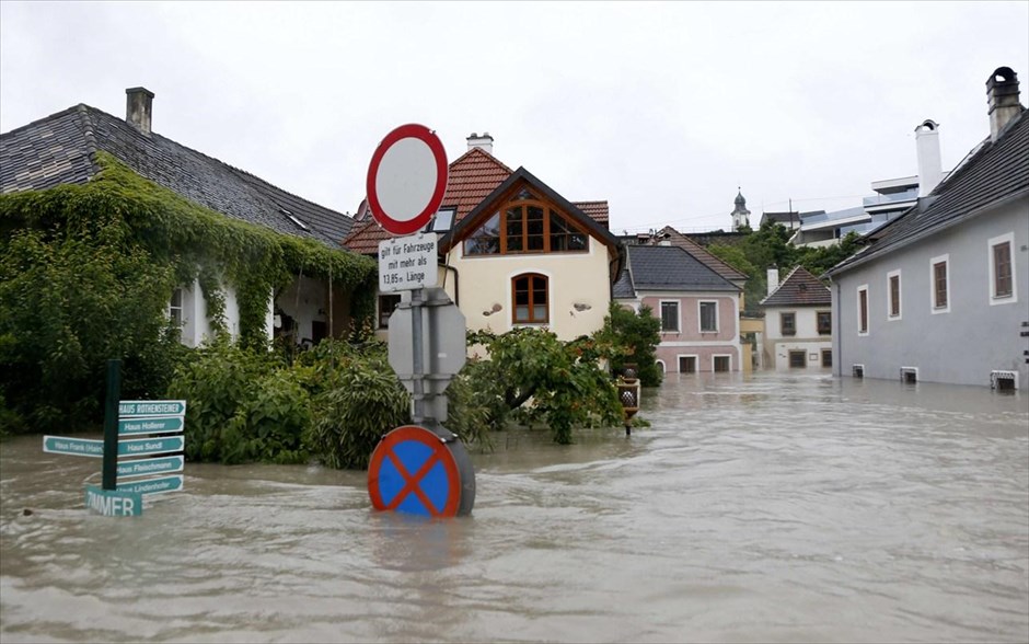 Πλημμύρες - Αυστρία . Το νερό έχει καλύψει μερικώς κατοικίες στο χωριό Έμερσντορφ της Αυστρίας.