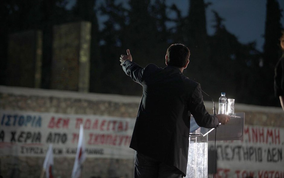 Ομιλία του Αλέξη Τσίπρα στο Σκοπευτήριο της Καισαριανής. Ο πρόεδρος της ΚΟ του ΣΥΡΙΖΑ Αλέξης Τσίπρας κατά την ομιλία του έξω από το μνημείο των εκτελεσθέντων από τους Γερμανούς, στο Σκοπευτήριο της Καισαριανής. «Το Σκοπευτήριο είναι κομμάτι της ιστορίας του λαού μας. Δεν ανήκει ούτε στην αριστερά ούτε στη δεξιά. Ανήκει στο σύνολο του λαού μας. Είναι Εθνικό μνημείο και θα το υπερασπιστούμε. Δεν θα επιτρέψουμε να ξεπουληθεί αυτός ο συμβολικός τόπος. Δεν θα επιτρέψουμε να σβηστεί η ιστορική μνήμη μιας από τις κορυφαίες σελίδες που έχουν γραφτεί σε αυτόν τον τόπο: Της Εθνικής μας Αντίστασης», ξεκαθάρισε ο αρχηγός της αξιωματικής αντιπολίτευσης και κατηγόρησε την κυβέρνηση ότι δεν έχει ούτε ιερό ούτε όσιο.