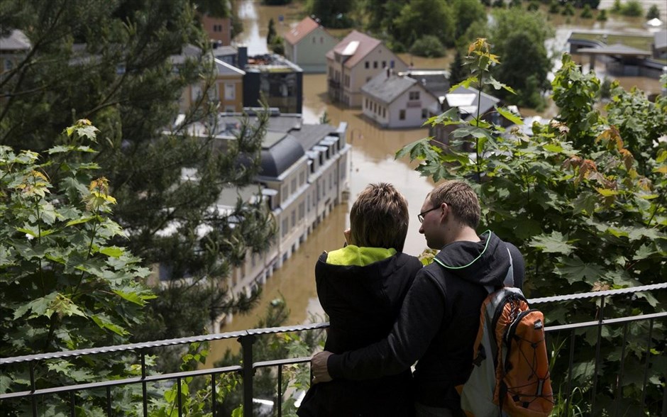 Πλημμύρες - Γερμανία - Μπαντ Σάνταου. Ένα ζευγάρι κοιτά τους πλημμυρισμένους δρόμους της πόλης Μπαντ Σάνταου στη Γερμανία.