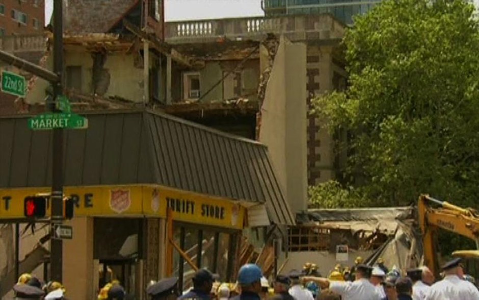 Κατάρρευση κτηρίου στην Πενσιλβάνια. Διασώστες ψάχνουν στα ερείπια μετά την κατάρρευση κτηρίου στη Φιλαδέλφεια.