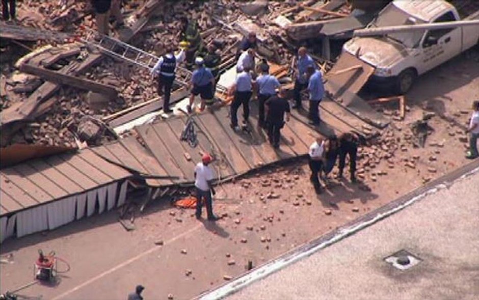 Κατάρρευση κτηρίου στην Πενσιλβάνια #3. Διασώστες ψάχνουν στα ερείπια μετά την κατάρρευση κτηρίου στη Φιλαδέλφεια.