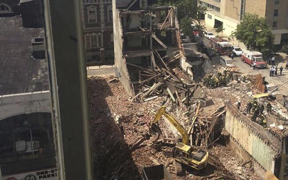 Κατάρρευση κτηρίου στην Πενσιλβάνια #4. Διασώστες ψάχνουν στα ερείπια μετά την κατάρρευση κτηρίου στη Φιλαδέλφεια.
