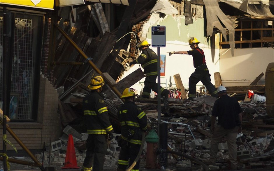 Κατάρρευση κτηρίου στην Πενσιλβάνια #16. Πυροσβέστες και διασώστες ψάχνουν ανάμεσα στα συντρίμμια που κατέρρευσε. 
