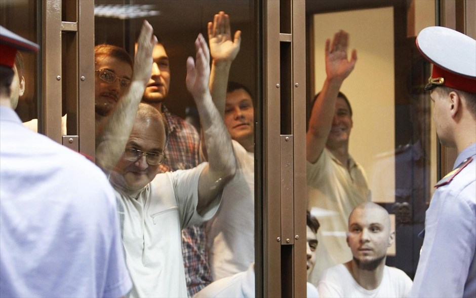 Μόσχα: Έναρξη της δίκης 12 αντιπολιτευομένων για μια διαδήλωση εναντίον του Πούτιν. Η δίκη 12 αντιπολιτευομένων που κινδυνεύουν με κάθειρξη οκτώ ετών για συγκρούσεις που σημειώθηκαν στη διάρκεια μιας διαδήλωσης την προηγουμένη της ανάληψης των προεδρικών καθηκόντων από τον Βλαντίμιρ Πούτιν, πριν από ένα χρόνο, άρχισε σήμερα σε δικαστήριο της Μόσχας. Δέκα από τους κατηγορουμένους, οι οποίοι είναι προφυλακισμένοι εδώ και μήνες, βρίσκονται μέσα σ