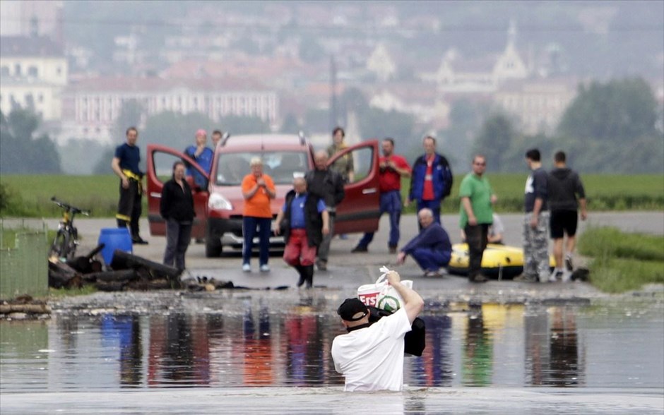 Πλημμύρες στην κεντρική Ευρώπη. Δεκάδες χιλιάδες Γερμανοί, Ούγγροι και Τσέχοι πολίτες αναγκάστηκαν να εγκαταλείψουν τις εστίες τους καθώς οι αρχές προσπαθούν να στήσουν φράγματα με άμμο για να ελέγξουν τα νερά από τις πλημμύρες που προκάλεσαν οι καταρρακτώδεις βροχές.