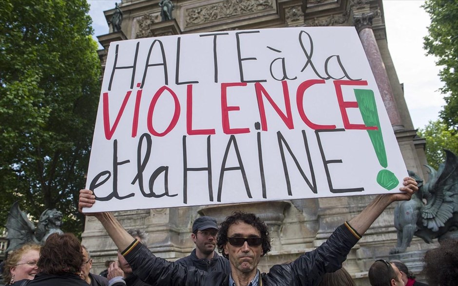Παρίσι: Διαδήλωση κατά των βίαιων ακροδεξιών ομάδων. Διαδηλωτής κρατά πλακάτ που γράφει: «Στοπ στη βία και το μίσος» κατά τη διάρκεια διαδήλωσης στο Παρίσι με αίτημα «τη διάλυση των βίαιων ακροδεξιών ομάδων». Τα αριστερά και κεντροαριστερά κόμματα του πολιτικού φάσματος, συμπεριλαμβανομένου και του κυβερνώντος στη Γαλλία Σοσιαλιστικού Κόμματος, κάλεσαν σε διαδήλωση με αφορμή το θάνατο του 18χρονου αριστερού ακτιβιστή Κλεμάν Μερίκ, ο οποίος δέχθηκε επίθεση από σκίνχεντ στο Παρίσι την Τετάρτη το απόγευμα.