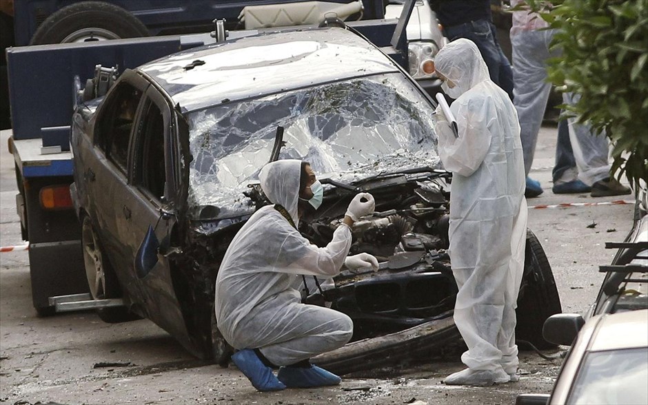 Εκρηξη ωρολογιακού μηχανισμού στο ΙΧ της διευθύντριας φυλακών Κορυδαλλού. Ισχυρή έκρηξη αυτοσχέδιου μηχανισμού σημειώθηκε στις 4.40 τα ξημερώματα στο Ι.Χ. αυτοκίνητο της διευθύντριας των φυλακών Κορυδαλλού, το οποίο ήταν σταθμευμένο στην οδό Διομήδου 3 και Αγ. Βαρβάρας, στη Δάφνη. Η έκρηξη ήταν ισχυρή και διέλυσε το αυτοκίνητο κάτω από το οποίο είχε τοποηθετηθεί ο μηχανισμός ενώ έσπασαν τα τζάμια πολυκατοικιών και προκλήθηκαν ζημιές σε παρακείμενα αυτοκίνητα.