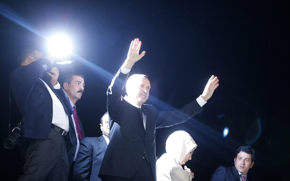 Ο Ερντογάν ζητάει να τερματισθούν «αμέσως» οι διαδηλώσεις. Ο τούρκος πρωθυπουργός Ρετζέπ Ταγίπ Ερντογάν έκανε σήμερα επίδειξη ισχύος κατά την επιστροφή του στην Τουρκία απαιτώντας, ενώπιον χιλιάδων οπαδών του, τον «άμεσο» τερματισμό των διαδηλώσεων που πραγματοποιούνται εδώ και οκτώ ημέρες με αίτημα την παραίτησή του. Ενώ οι οπαδοί του τον υποδέχθηκαν τη νύκτα σαν ήρωα στο αεροδρόμιο της Κωνσταντινούπολης στο τέλος μιας τριήμερης περιοδείας του στο Μαγρέμπ, ο πρωθυπουργός κατήγγειλε για μια ακόμη φορά τους «αναρχικούς» και τους «εξτρεμιστές» που διαδηλώνουν στους δρόμους των μεγαλύτερων πόλεων της χώρας αψηφώντας την εξουσία του και ζήτησε να τερματισθεί το κίνημά τους.