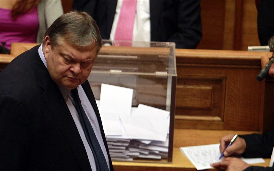 «Ναι» στη διεύρυνση του κατηγορητηρίου σε βάρος του Γ. Παπακωνσταντίνου. Ο&nbsp;πρόεδρος του ΠΑΣΟΚ Βαγγέλης Βενιζέλος&nbsp;κατά τη διάρκεια της ψηφοφορίας στην Ολομέλεια της Βουλής. Υπέρ της πρότασης της διεύρυνσης του κατηγορητηρίου κατά του πρώην υπουργού Οικονομικών Γιώργου Παπακωνσταντίνου τάχθηκαν όλα τα κόμματα, παρά τις επιμέρους διαφωνίες τους.