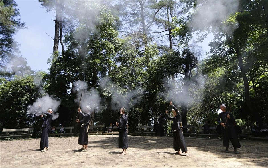Κίνα: Η «κουλτούρα» των όπλων #22. Αντρες της φυλής Μιάο πυροβολούν στον αέρα κατά τη διάρκεια αποχαιρετιστήριας τελετής για τους τουρίστες στο χωριό Μπάσα στην επαρχία Γκουιζού.