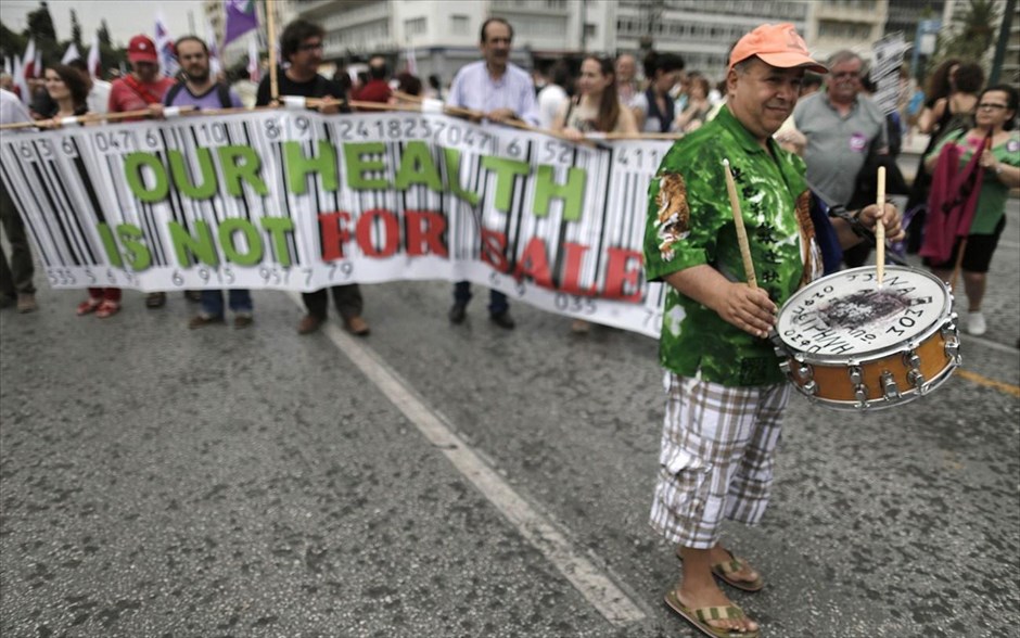 Στους δρόμους οι γιατροί. Συγκέντρωση διαμαρτυρίας πραγματοποίησαν γιατροί και εργαζόμενοι στα νοσοκομεία έξω από το υπουργείο Υγείας, στο πλαίσιο 24ωρης απεργίας και στη συνέχεια έκαναν πορεία έως τη Βουλή, όπου παρέμειναν έως τις 14:00.&nbsp;Η Ομοσπονδία Ενώσεων Νοσοκομειακών Γιατρών Ελλάδας (ΟΕΝΓΕ), η Πανελλήνια Ομοσπονδία Εργαζομένων στα Δημόσια Νοσοκομεία (ΠΟΕΔΗΝ) και η Πανελλήνια Ομοσπονδία Συλλόγων Επιστημονικού Υγειονομικού Προσωπικού ΙΚΑ (ΠΟΣΕΥΠΙΚΑ) καταγγέλλουν διάλυση του δημόσιου συστήματος υγείας, τεράστιες ελλείψεις προσωπικού, απλήρωτες εφημερίες και υπερωρίες, χαλασμένα μηχανήματα και ελλείψεις υλικών.