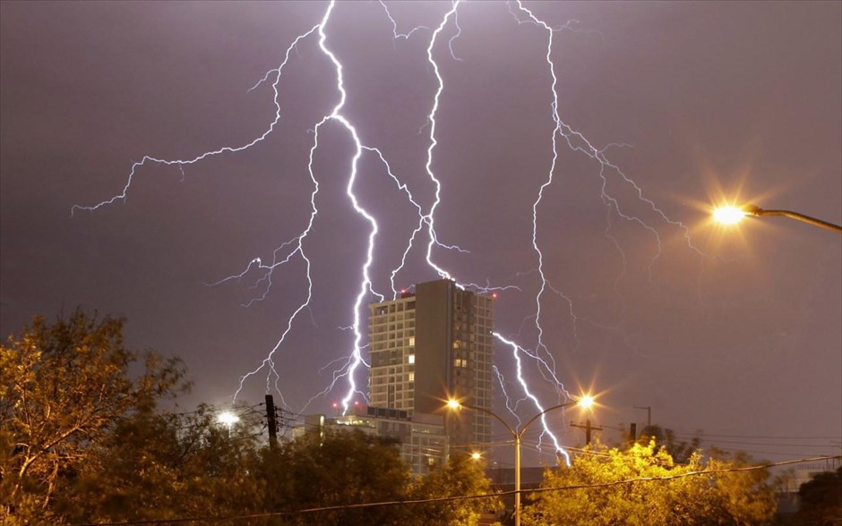 Εντυπωσιακή καταιγίδα στο Μεξικό. Κεραυνοί αστράφτουν στη διάρκεια καταιγίδας πάνω από την πόλη Μοντερέι, στο Μεξικό.