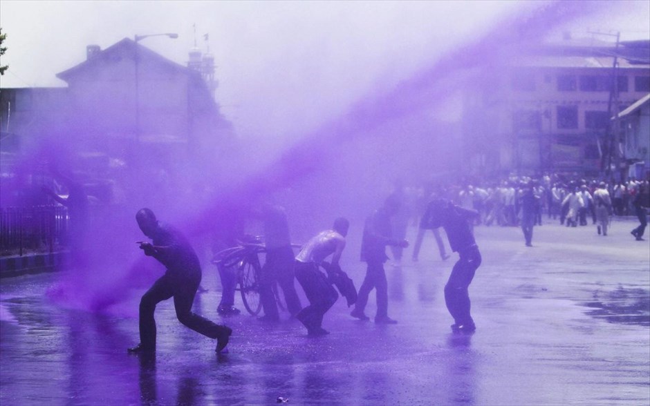 Διαδήλωση στη Σριναγκάρ. Αστυνομικοί προσπαθούν να διαλύσουν διαδήλωση δημοσίων υπαλλήλων στην Σριναγκάρ, ψεκάζοντας χρωματιστό νερό στους διαδηλωτές.