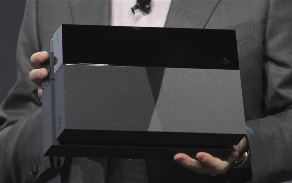Παρουσιάστηκε το Sony Playstation 4. Ο CEO της Sony, Αντριου Χάους παρουσιάζει την πολυαναμενόμενη παιχνιδομηχανή στην έκθεση Ε3 στο Λος Αντζελες.