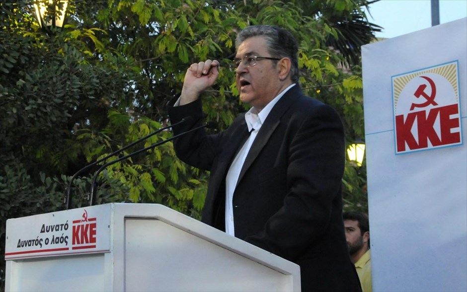 Τις θέσεις του ΚΚΕ για την ανεργία παρουσίασε ο Δ. Κουτσούμπας. «Η πρόταση νόμου του ΚΚΕ για την ουσιαστική προστασία των ανέργων, απαντά στην ανάγκη σήμερα να παρθούν μια σειρά μέτρων ανακούφισης» υπογράμμισε ο γενικός γραμματέας της Κεντρικής Επιτροπής του κόμματος, Δημήτρης Κουτσούμπας. Μιλώντας τη Δευτέρα σε συγκέντρωση του κόμματός του για την ανεργία στους Αγίους Αναργύρους, τόνισε πως το ΚΚΕ ξεκινά από τη Δυτική Αττική, «όπου η ανεργία τσακίζει κόκαλα με τα ποσοστά να ανεβαίνουν πολύ πάνω από το ανατριχιαστικό πανελλαδικό ποσοστό του 27%, τον αγώνα για το μεγάλο πρόβλημα της ανεργίας που αφορά κάθε εργάτη και κάθε λαϊκή οικογένεια».