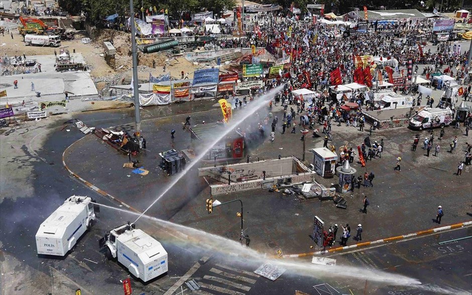 Ερντογάν προς διαδηλωτές: Δεν θα υπάρξει άλλη ανοχή. «Τα επεισόδια αποτέλεσαν μια δοκιμασία για τα μέσα ενημέρωσης, τις οργανώσεις της κοινωνίας των πολιτών και κύκλων του κεφαλαίου. Είναι γνωστό πλέον με μια πλευρά τάσσεται ο καθένας. Ήταν πολύ καλή ευκαιρία να ξεχωρίσουμε τους φίλους από τους εχθρούς». Αυτά ανέφερε, μεταξύ άλλων, ο πρωθυπουργός της Τουρκίας Ρετζέπ Ταγίπ Ερντογάν αναφερόμενος στις διαδηλώσεις που συνεχίζονται για δέκατη πέμπτη ημέρα σήμερα στην Τουρκία. Απευθυνόμενος στους διαδηλωτές, ο Ερντογάν προειδοποίησε ότι «για όσους θα θελήσουν να συνεχίσουν, λέω ότι έχει τελειώσει. Στο εξής δεν θα υπάρξει ανοχή».