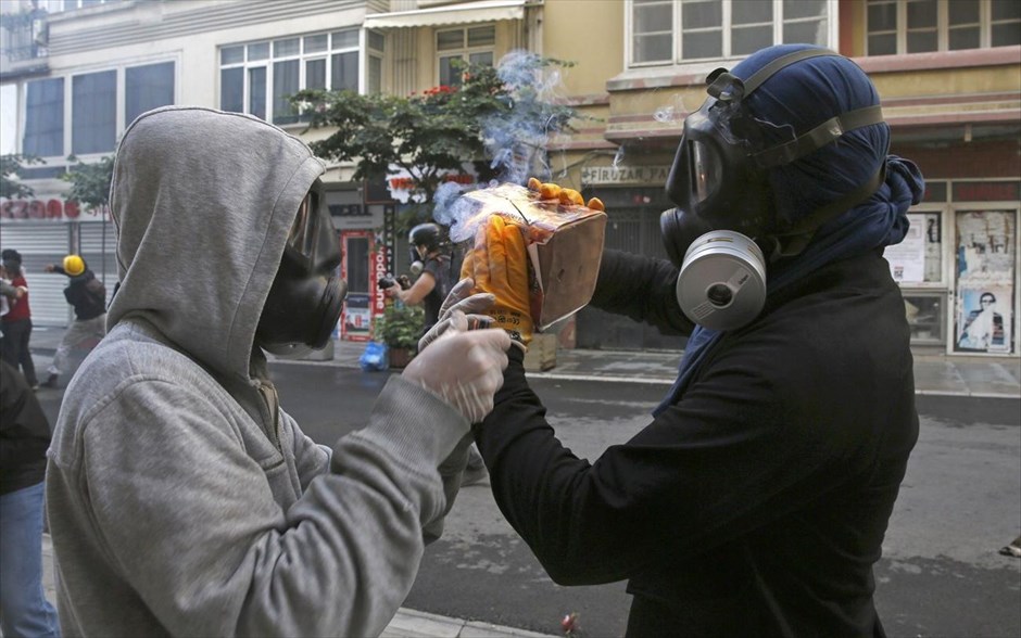 Τουρκία: Επέμβαση της αστυνομίας στην πλατεία Ταξίμ #14. Έκρυθμη παραμένει η κατάσταση στην περιοχή γύρω από την πλατεία Ταξίμ μετά την πρωινή επέμβαση της αστυνομίας. Οι διαδηλωτές στο πάρκο της πλατείας παραμένουν στις θέσεις τους, αλλά παράλληλα σημειώνονται συγκρούσεις στους γύρω δρόμους.