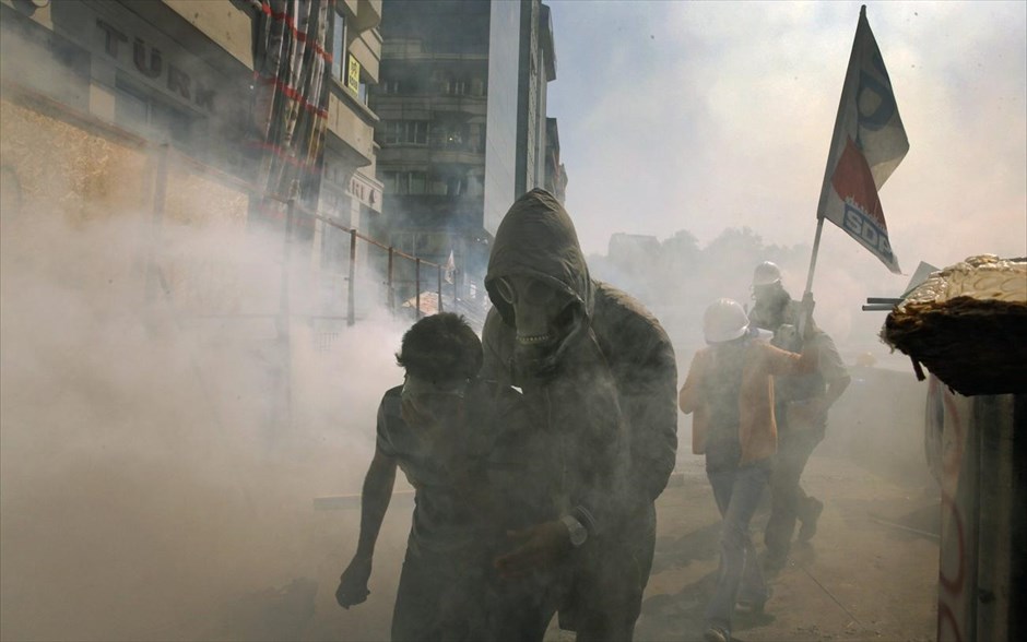 Τουρκία: Επέμβαση της αστυνομίας στην πλατεία Ταξίμ #15. Έκρυθμη παραμένει η κατάσταση στην περιοχή γύρω από την πλατεία Ταξίμ μετά την πρωινή επέμβαση της αστυνομίας. Οι διαδηλωτές στο πάρκο της πλατείας παραμένουν στις θέσεις τους, αλλά σημειώνονται συγκρούσεις στους γύρω δρόμους.