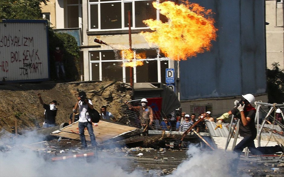 Τουρκία: Επέμβαση της αστυνομίας στην πλατεία Ταξίμ #27. Έκρυθμη παραμένει η κατάσταση στην περιοχή γύρω από την πλατεία Ταξίμ μετά την πρωινή επέμβαση της αστυνομίας. Μέλη των ειδικών δυνάμεων της τουρκικής αστυνομίας εισήλθαν στην πλατεία Ταξίμ, χρησιμοποιώντας δακρυγόνα και κανόνια νερού για να διαλύσουν τους λιγοστούς διαδηλωτές, που βρίσκονταν εκεί διαμαρτυρόμενοι για τα σχέδια της κυβέρνησης για την αναμόρφωση της πλατείας.